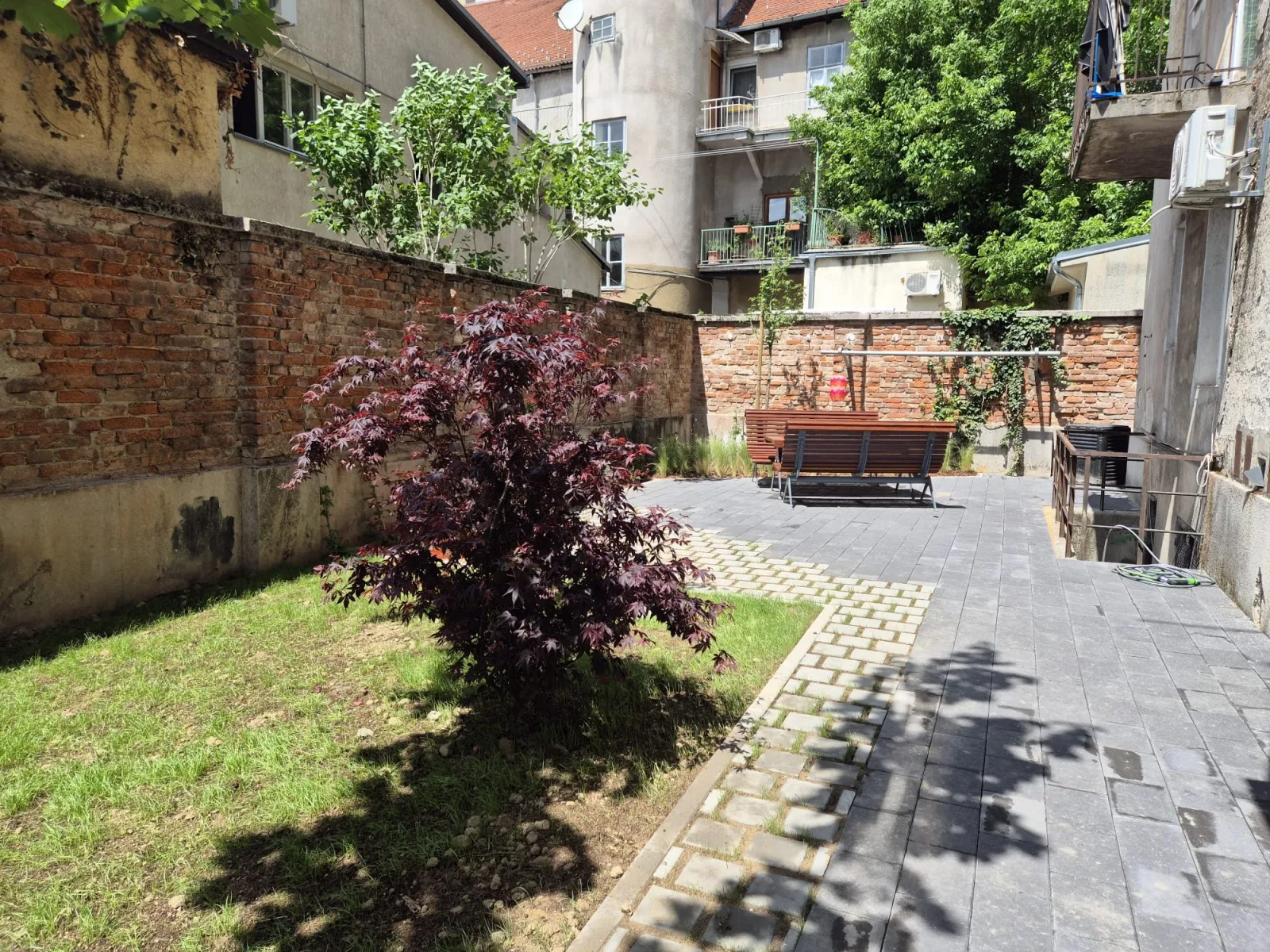 Uređeno zeleno dvorište, Prolaz Jurja Ratkaja 2, Zagreb – fotografija 1