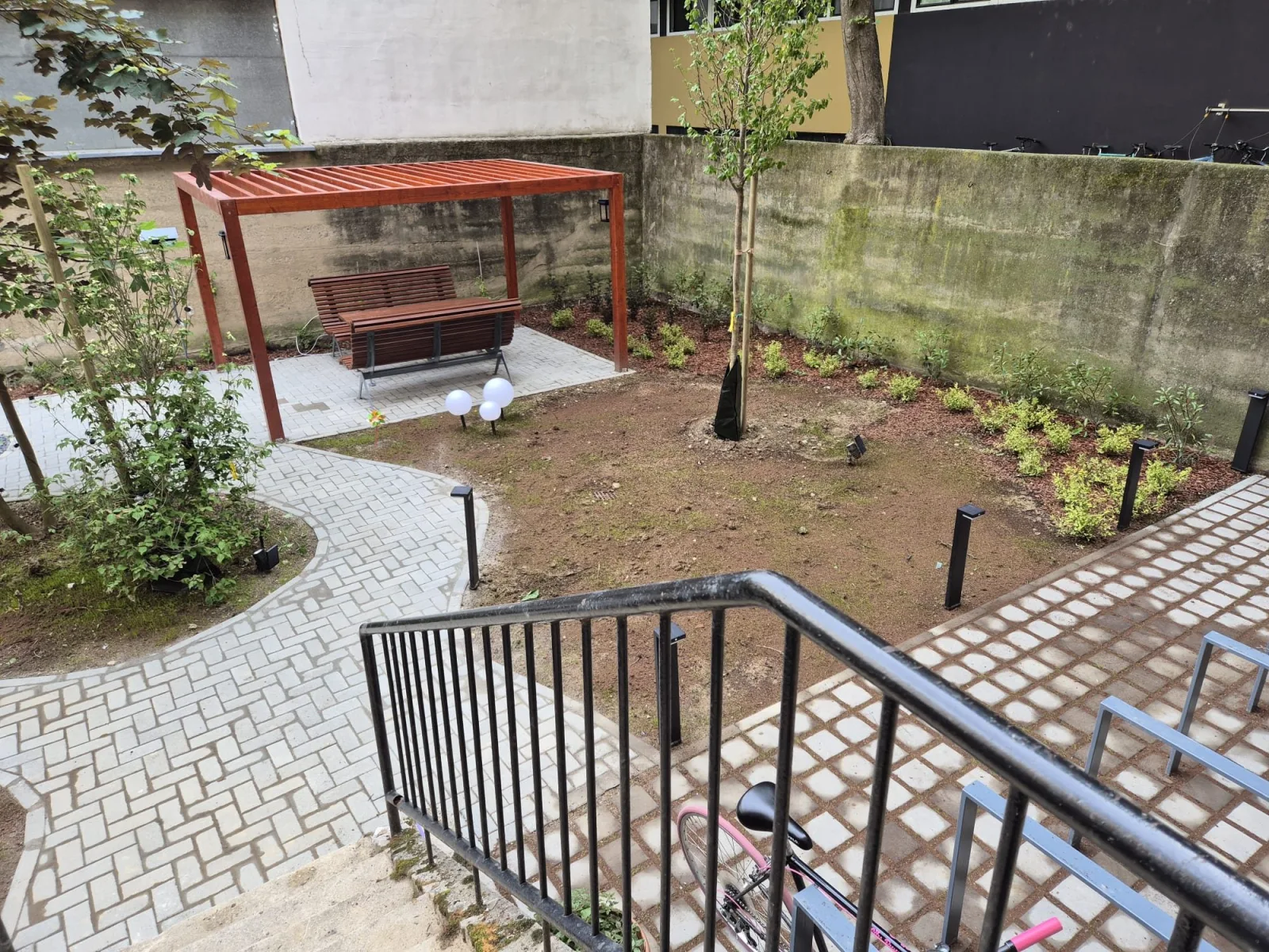 Uređeno zeleno dvorište, Ulica Matka Laginje 5, Zagreb – fotografija 2